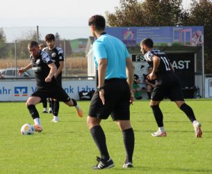 Pech hatte mit diesem Freistoß Benni Bruckner (links), denn der Ball klatschte vom Pfosten zurück. Auch Giulio Tamburello (rechts) hatte mit seinem Nachschuss kein Glück.