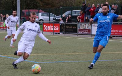 Nico Schwendemann (links) und Mario Braig (am Ball) erwischten einen Glanztag beim 3:1 Sieg des SVH, rechts Dominik Sandor vom SV Rust