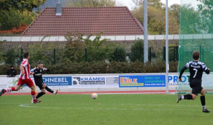 Nach einem Pass von Max Armbruster ist Giulio Tamburello enteilt und schießt zum 2:0 ein. Nikola Marjanovic kann nicht mehr eingreifen, rechts lauert der mitgelaufene Mario Braig