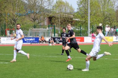 Hier bot sich Joel Silzer (rechts) die Chance auf 2:0 zu erhöhen, er scheiterte aber am Torhüter. Besser wäre gewesen auf den mitgelaufenen Giulio Tamburello (links) zu legen, die Freistetter Spieler Dominik Huckel (2.v.r.) und Valentin Oster konnten nur