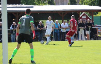 Giulio Tamburello (Mitte) sucht die Lücke zwischen Keeper Mario Echle und Julian Neumaier