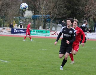 Torschütze Joel Silzer hat den Ball fest im Blick, Ettenheims Ruven Hunn hat das Nachsehen