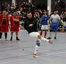 Julian Moser von den Schönwetterkickern bei seiner konzentrierten Ausführung vom Punkt aus. Letztlich gewannen die Schönwetterkicker knapp mit 1:0 gegen die Kickers.