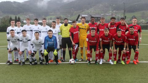 Vor dem Spiel präsentierten sich die A-Junioren der SG Haslach/Fischerbach (links) und des Bundesligisten SC Freiburg. In der Mitte Schiedsrichter Najib Nasser.