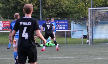 Markus Hansmann (verdeckt) erzielt die frühe 1:0 Führung, Benni Bruckner (9) lauert am kurzen Pfosten