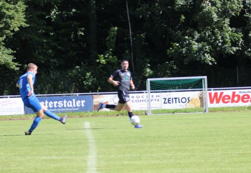 Nach einem Doppelpass ist Luka Schmieder durch und erzielt von der Strafraumgrenze aus den 0:1 Führungstreffer. Raul Neculcea (21) kann nicht mehr eingreifen.