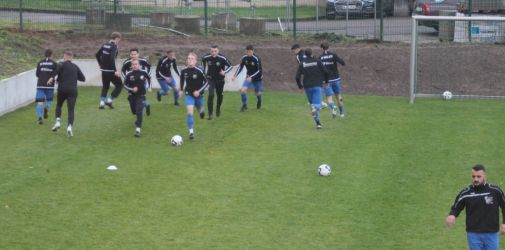 Aufwärmen vor dem Spiel auf dem Kleinspielfeld