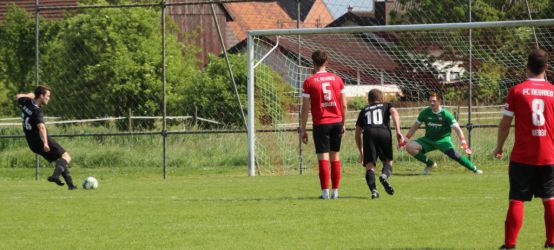 Simon Lehmann (links) verlädt Torhüter Christian Lorenz beim Strafstoß, Markus Hansmann startet vorsichtshalber schon mal