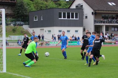 Der Ball landet zwar gleich im Netz, doch das Zuspiel kam von Markus Hansmann aus dem Toraus.