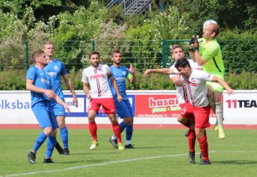 Daniel hatte den Ball schon in der Hand, wird aber von Felipe Rodas Steeg angegangen - Foul