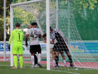 Anschlusstreffer zum 2:4, alle wollen den Ball, die Zeit drängt