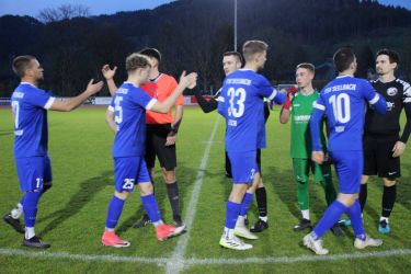 Shake Hands vor der Begegnung SV Haslach - FSV Seelbach