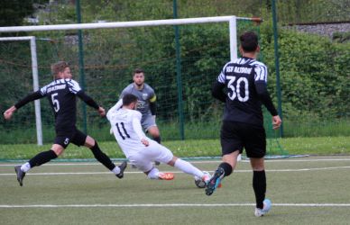 Giulio Tamburello (11) ist an Felix Reichmann (5) und David Elli (30) vorbei und trifft an Torhüter Dennis Fietzeck vorbei zum 2:1 in die lange Ecke.