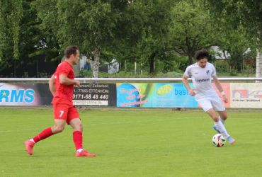 Joel Silzer hilft in der Defensive aus, hier nimmt er Simon Baro den Ball ab