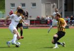 Joel Silzer legt den Ball quer für Giulio Tamburello (hinten), doch dessen Schuss landet am Pfosten