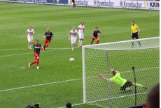 Die Aufholjagd begann mit dem 1:2 Anschlusstreffer, welchen Nils Petersen per Strafstoß erzielte. Torhüter Sven Ulreich war chancenlos.