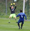 Benedikt Neumaier zieht ab, doch Torhüter Anzaldi muss nicht eingreifen. Der Ball geht über die Latte.