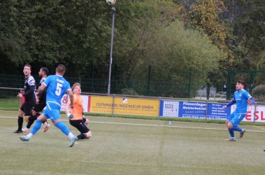 Simon Lehmann ist am Keeper vorbei, doch mit einem Reflex lenkt der den Ball noch mit der Hand nach oben ab