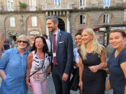 Und für die Damen gab es ein Extra Bild mit Ingo Zamperoni, dem Vernehmen nach "ein Schnittchen" ;-)