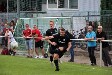 Auch Simon Lehmann setzt sich über links durch und flankt