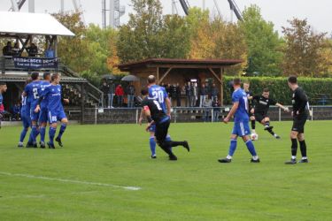 Nico Haas (2. v.r.) scheitert in der Anfangsphase mit einem Freistoß, nachdem Simon Lehmann in letzter Sekunde kurz vor dem Strafraum von den Beinen geholt wurde.