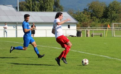 Den Ball fest im Blick hat Jonathan Benz