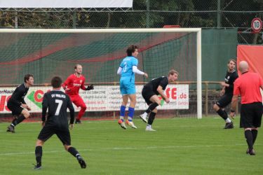 Alle Mann verteidigen, von links: Raphael Griesbaum, Mark Bork, Daniel Schmieder, Jonas Vetter, Torschütze Louis Hättich und Spielführer Ralf Kammerer