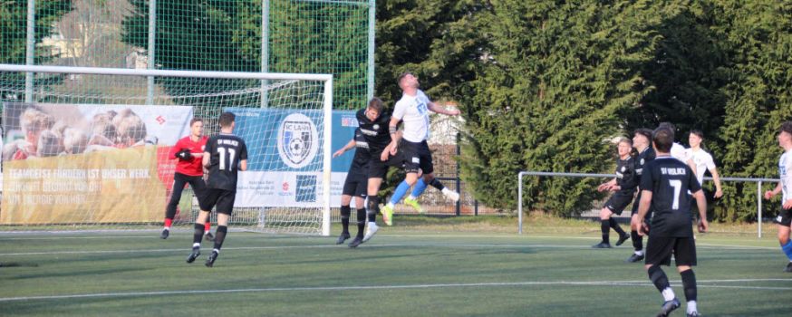 Kopfballduell in der Schlussphase zwischen Louis Hättich (li.) und Yannic Prieto