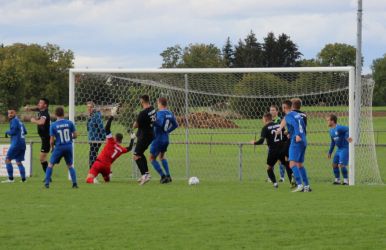 Gefahr vor dem Tor des SVH, doch der Ball geht vor dem Tor vorbei, Jonas Mösch (27) schiebt ihn dann ins Toraus