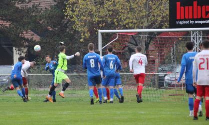 Keeper Philipp Walter wischt den Banll mit der linken Hand zur Ecke