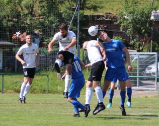 Packende Kopfballszene zwischen Luka Schmieder (re.), Marco Schwarz und Matthias Stunder (2.v.l.), Markus Hansmann (10) gerät zwischen die Fronten