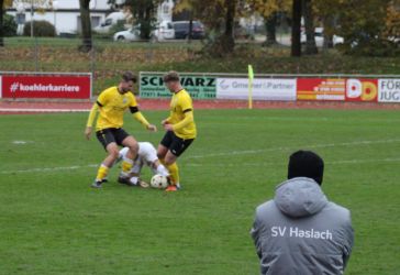 Ein Haslacher Spieler in der Zange, doch in Oberkirch stand der SV Haslach im Vordergrund