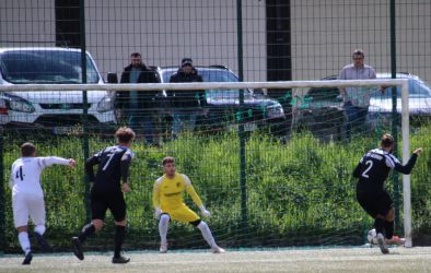 Karl Metzger (2) beim Strafstoß, den Torhüter Philipp Walter mit dem Fuß abwehrt, doch gegen den Nachschuss zum 1:1 hat er keine Chance