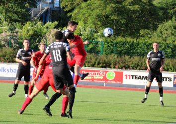 Um jeden Ball wurde gelämpft, hier hat Jonathan Benz die Lufthoheit. Die Haslacher Vincent Hättich (links), Fabio Bächle (rechts) und Jonathan Kalt (18) schirmen die Situation ab.