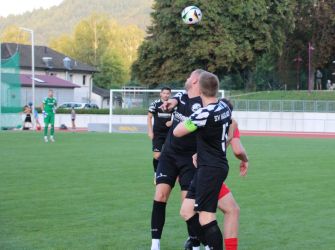 Gemeinsam agieren Max Armbruster (5) und Fabio Bächle gegen den Doppeltorschützen Dennis Schwarz (verdeckt). Im Hintergrund sind Jonathan Benz und Torhüter Tom Mantel aufmerksame Beobachter.