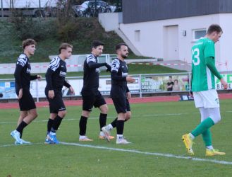 Abmarsch nach dem 2:1 durch Joel Gärtner (2.v.l.)