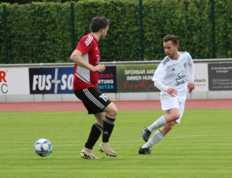 Mark Bork passt am Gegenspieler vorbei