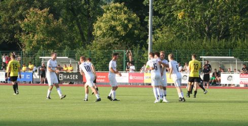 Torschütze Max (Nr. 5) wird beglückwünscht.