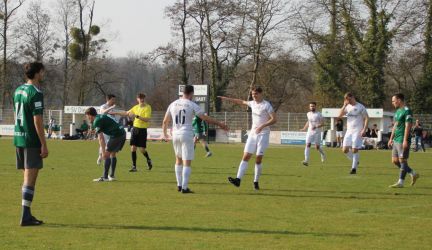 Nur 2 Minuten nach dem Rückstand gleicht der SVH aus. Vorlagengeber Kevin Reis gratuliert Torschütze Simon Lehmann (16).