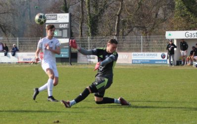 Kevin Reis hat die Führung auf dem Fuß, doch Keeper Lennard Ludwig pariert reaktionsschnell.