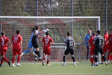 Nach einer Ecke von Max Armbruster springt der Ball vom Oberschenkel von Gürkan Balta (10) ins Netz zum 1:1, Daniel Schwarz (Mitte) bedrängte Torhjüter Luca Bauhüs erfolgreich.