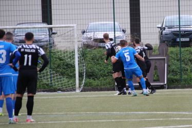 Viktor Draghici vom SV Rust zieht den Ball um die Mauer herum und trifft über den Innenpfosten zur 0:1 Führung