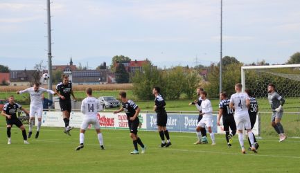 Kopfballduell zwischen Benni Bruckner (li.) und Karl Metzger