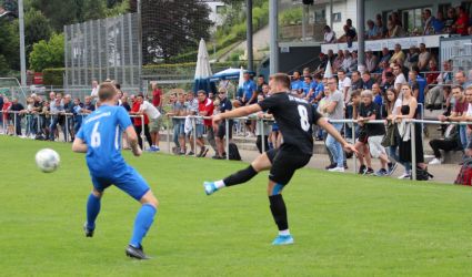 Marco Baier flankt an seinem Gegenspieler vorbei nach innen