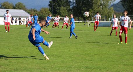 Nach diesem Freistoß von Nico Schwendemann erzielt Marco Baier (hinten links) im Nachschuss den 2:1 Siegtreffer