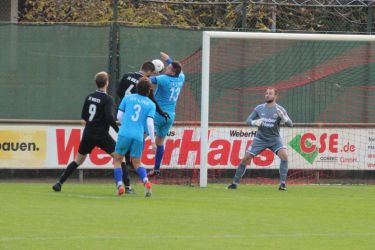 Kopfballduell zwischen Mikail Süme (6) und Yasin Kara