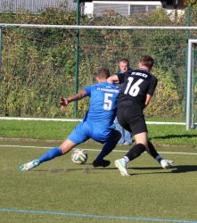 Kampf um den Ball zwischen Michael Schwarz (5) und Louis Hättich (16)