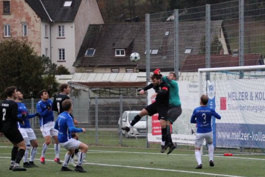 Spielführer Ralf Kammerer steigt zum Kopfball hoch, Torhüter Michael Stöhr hält dagegen