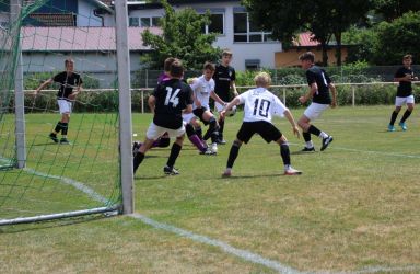 Gleich klingelt es zum 2:0, denn der Ball wird der Nr. 4 an den Kopf geschossen, von dort prallt er ins Netz