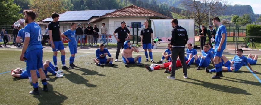 Trainer Martin Leukel nimmt sich eine Pause, der Co-Trainer spricht nach dem Spiel